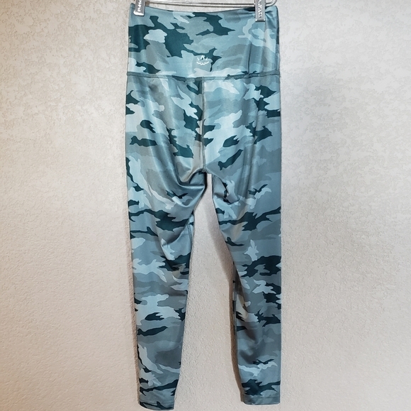 Beyond Yoga camo high waisted midi leggings - Picture 7 of 7
